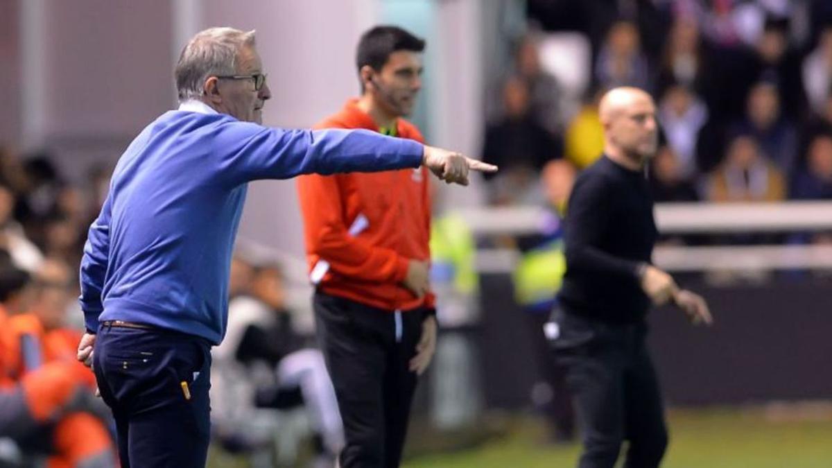 Juan Antonio Anquela dando instrucciones a sus futbolistas, ayer durante el partido disputado en El Plantío. | LALIGA