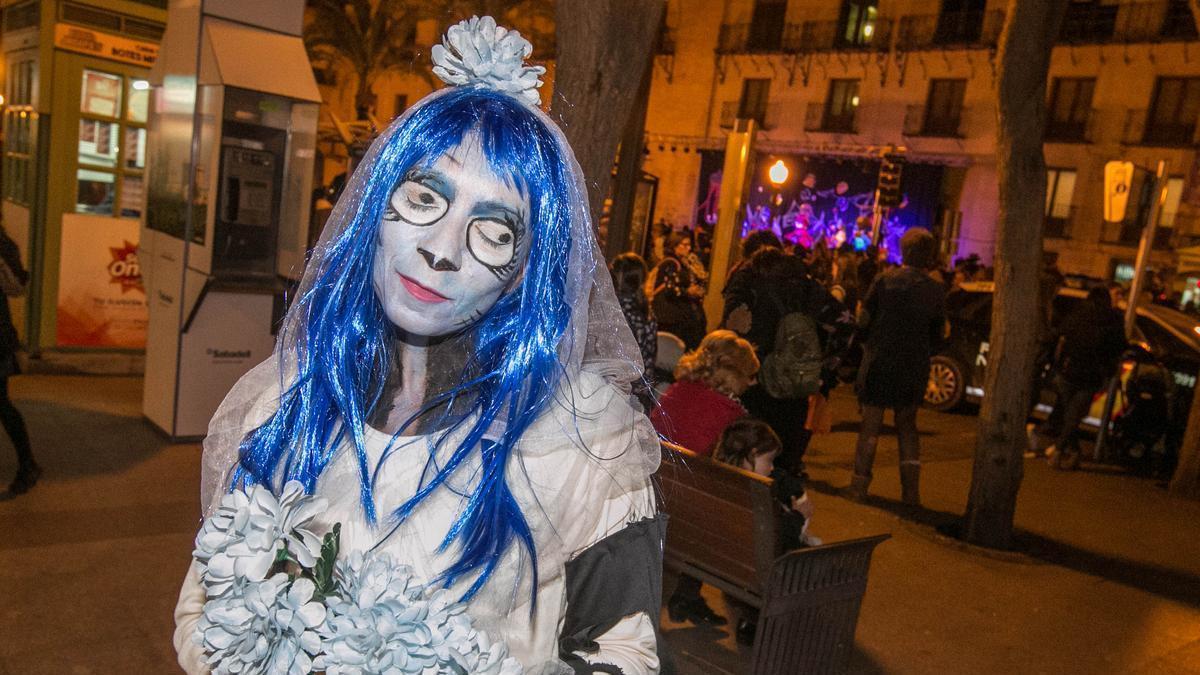 Una mujer disfrazada por Halloween en la Plaça de Baix