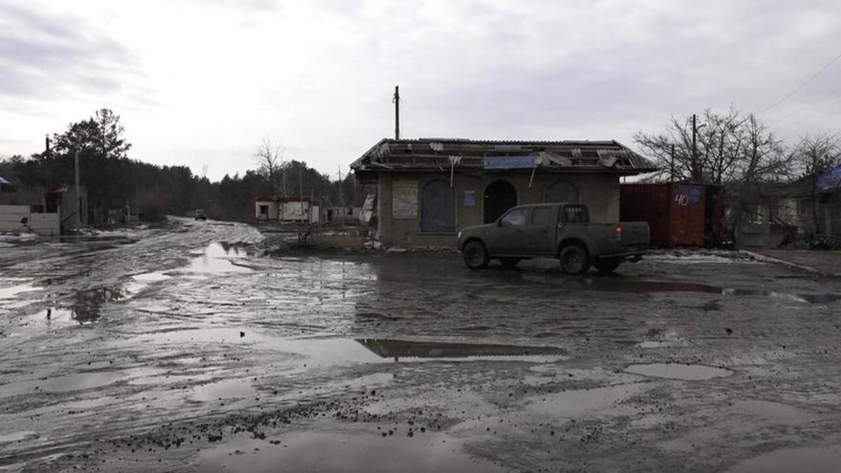 Un vehículo militar circula por las calles de Yatskivka, sin rastro de civiles.