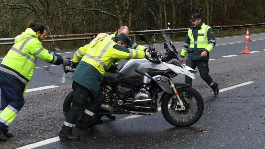 La Guardia Civil retira ayer la moto del fallecido.   | // GUSTAVO SANTOS