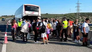 La Guardia Civil de Montilla auxilia a los 61 pasajeros de un autobús averiado en plena A-45