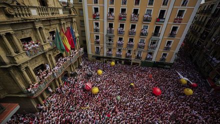 Revelers pack the main square during the start of nine days of uninterrupted partying in Pamplonas famed running-of-the-bulls festival in Pamplona, Spain, Sunday, July 6, 2025. (AP Photo/Miguel Oses). EDITORIAL USE ONLY/ONLY ITALY AND SPAIN