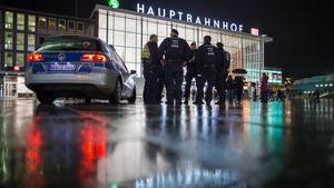 Oficiales de la policía patrullan en la estación principal de Colonia, en Alemania, la noche del 6 de enero. 
