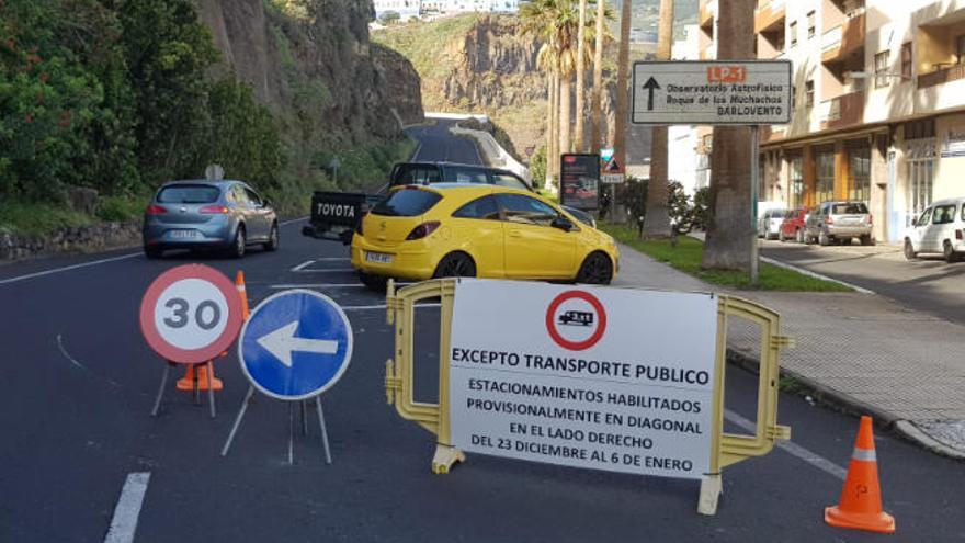 La nueva regulación del tráfico ordena la vía en un solo sentido, aprovechando el otro carril para estacionamientos.