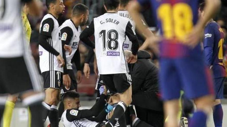 Andreas Pereira recibe asistencia médica tras la patada de Sergi Roberto.