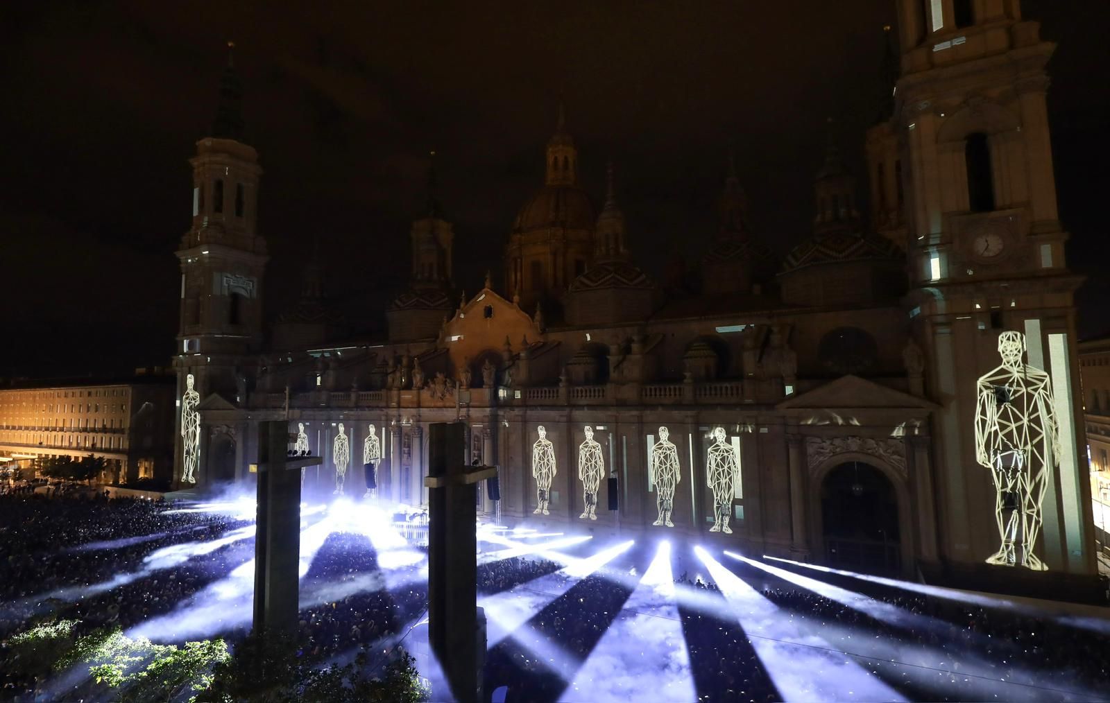 En imágenes | El 'Monumental Tour' llena la Plaza del Pilar de Zaragoza con su espectáculo único