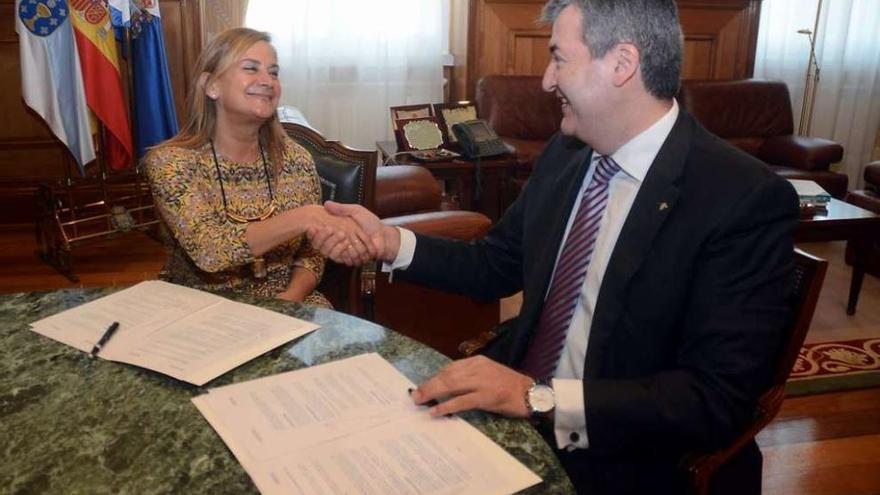 Carmela Silva y Santiago Novoa (de Abanca) tras la firma de la renovación del Plan Activamos. // R. Vázquez