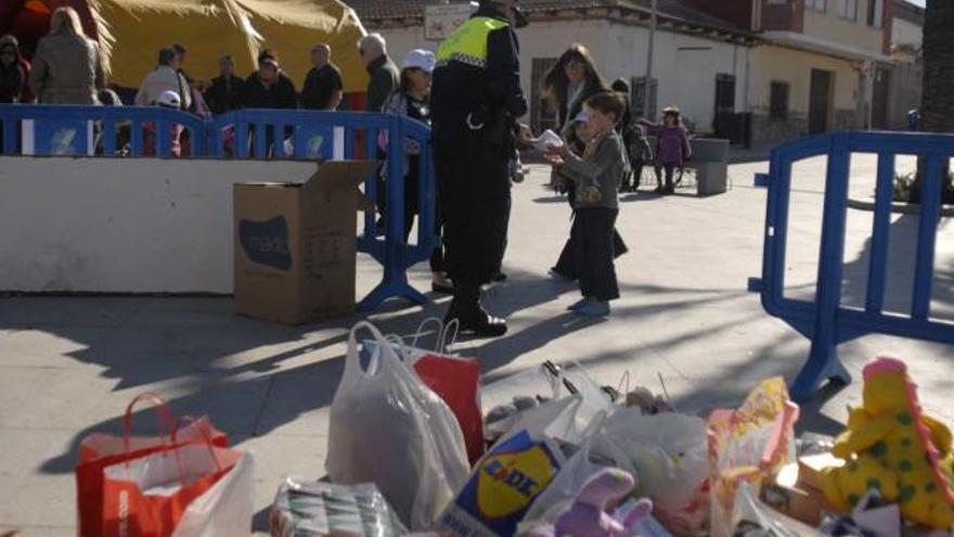 Los agentes invitaron a los pequeños a entregar sus juguetes usados para Cáritas.