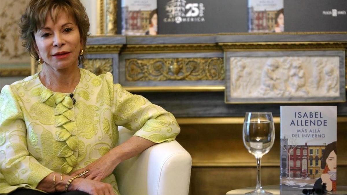 Isabel Allende, en la Casa de América de Madrid, horas antes de acudir a la Feria del Libro para firmar ejemplares de su nueva novela, 'Más allá del invierno'.