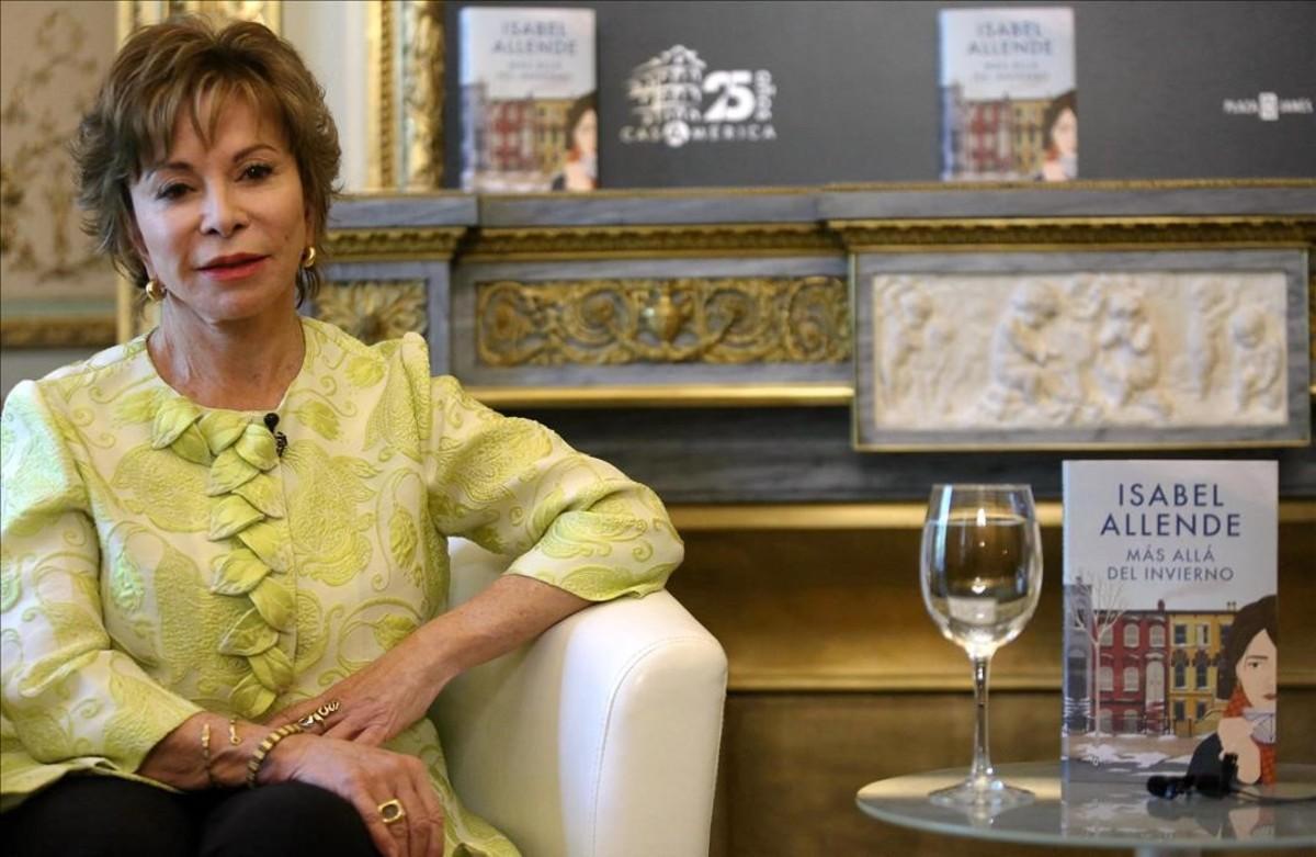 Isabel Allende, en la Casa de América de Madrid, horas antes de acudir a la Feria del Libro para firmar ejemplares de su nueva novela, ’Más allá del invierno’.