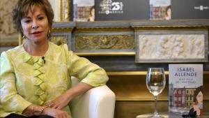 Isabel Allende, en la Casa de América de Madrid, horas antes de acudir a la Feria del Libro para firmar ejemplares de su nueva novela, ’Más allá del invierno’.