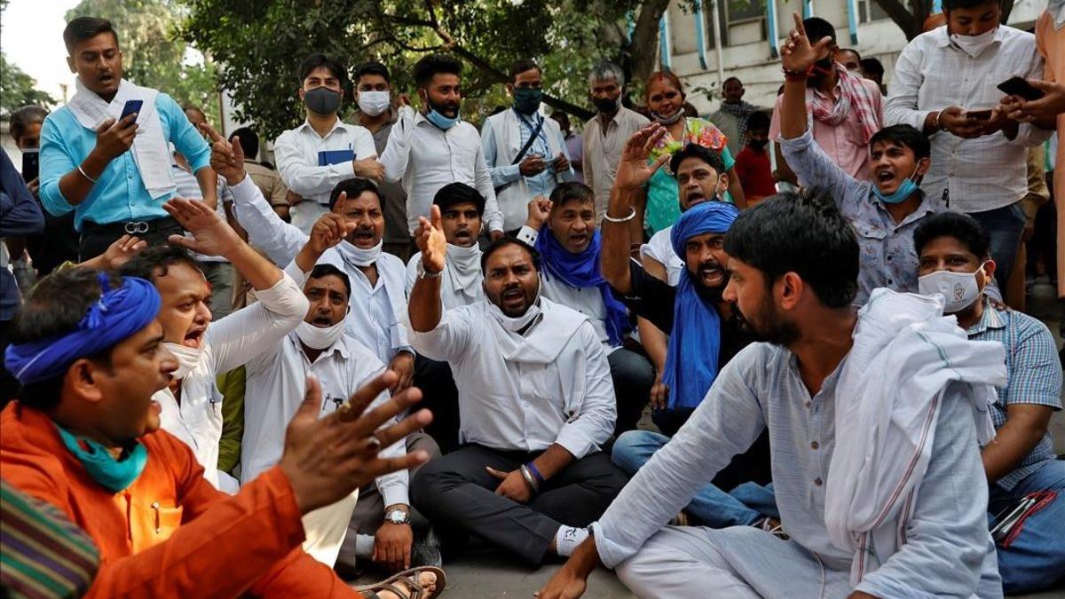 Protestas frente al hospital de Nueva Delhi por la muerte de una mujer fallecida tras una violación múltiple.