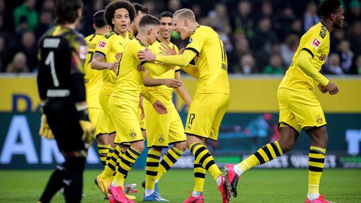 Los futbolistas amarillos celebrando el primer tanto de Hazard