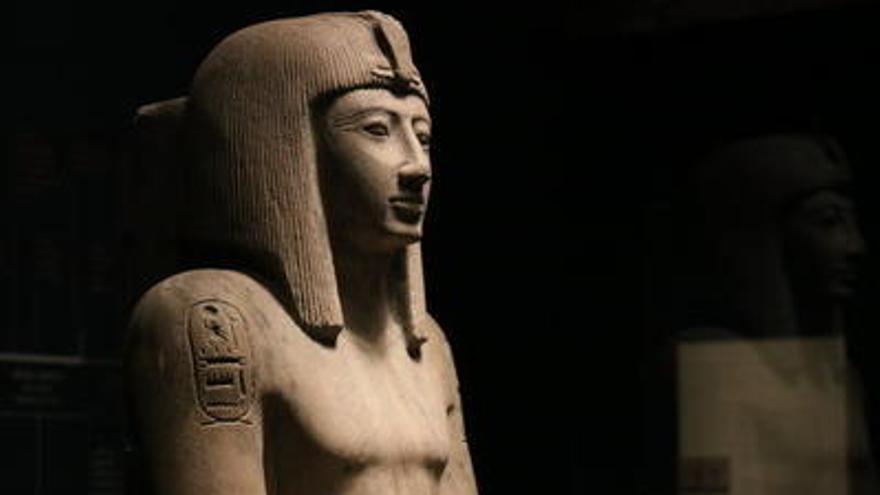 L&#039;estàtua sedent del faraó Seti II.