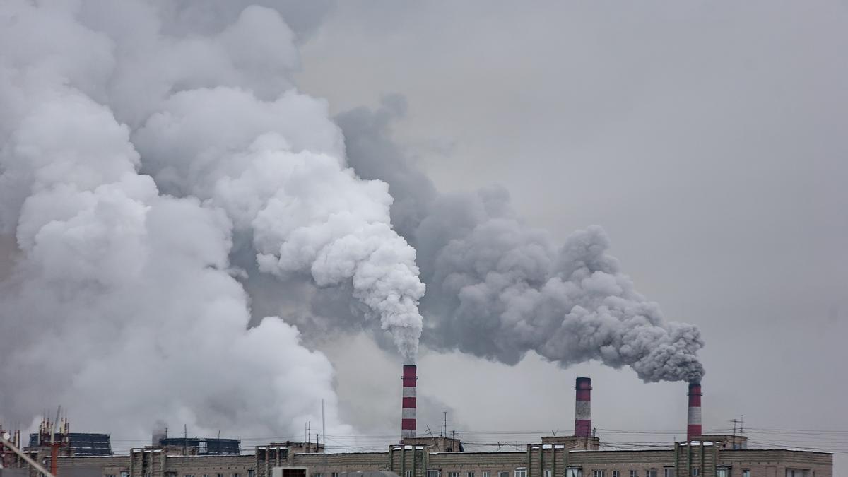 Emisiones en varias chimeneas de la industria.