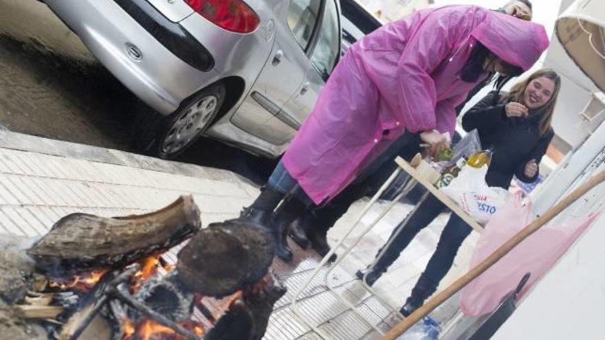 Infracción por encender leña en una de las calles del casco urbano