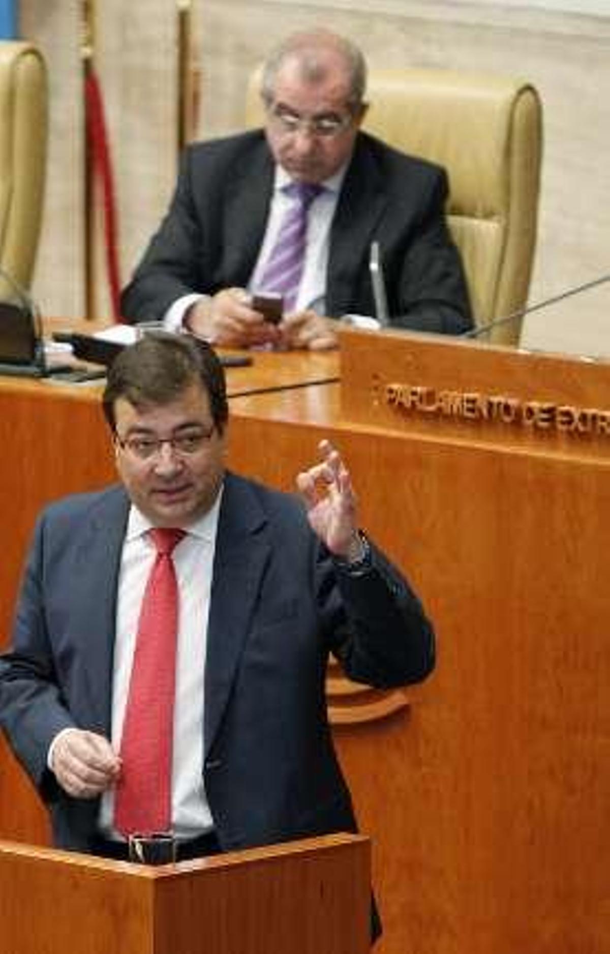 El PSOE intenta tumbar al Gobierno del PP en Extremadura con una moción de censura