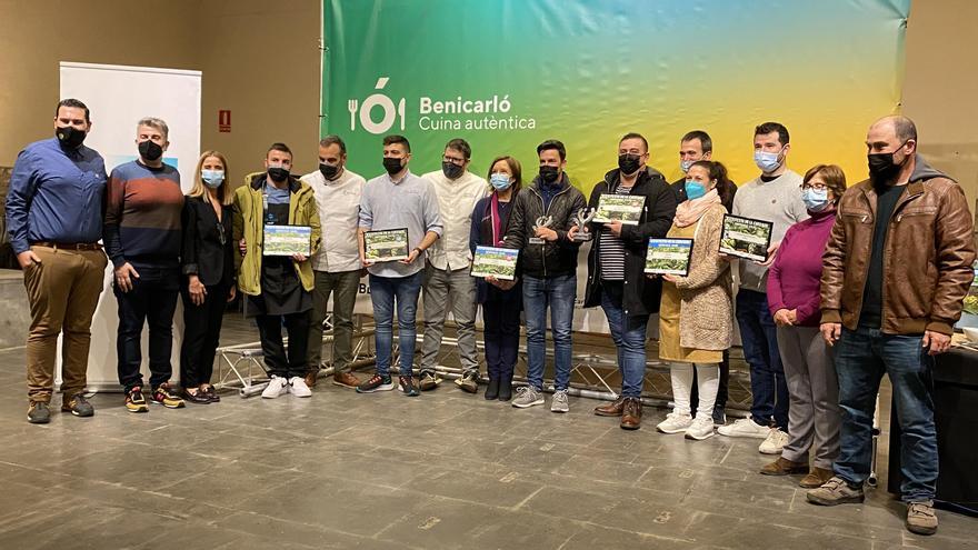 Los seis premiados, junto a la alcaldesa, concejalas de Turismo y Agricultura, y representantes de la asociación de restauración de Benicarló.
