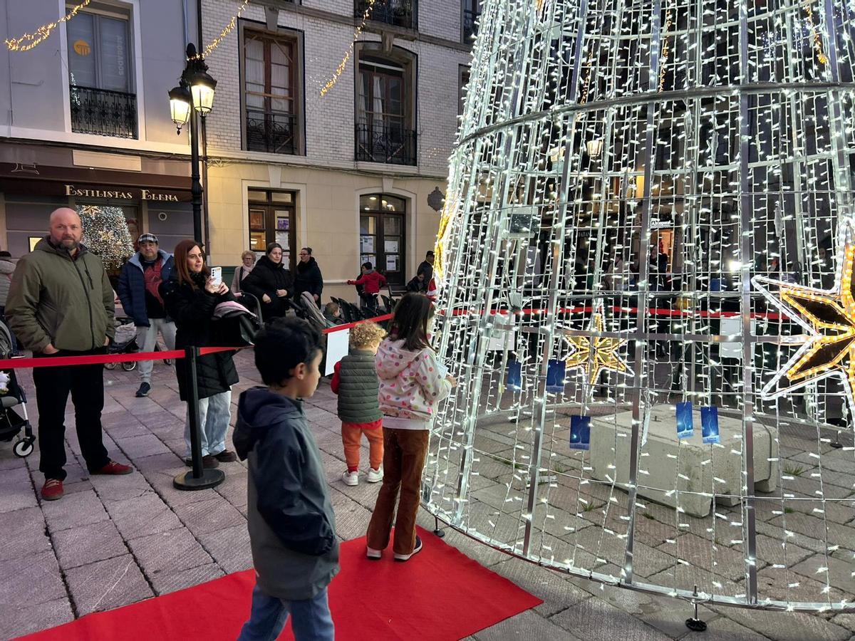 El "Árbol de los deseos" ilumina Ribadesella