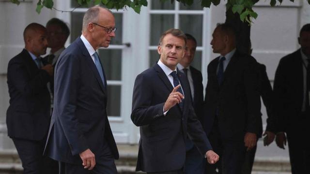 El canceller alemany, Friedrich Merz, i el president francès, Emmanuel Macron, abans de la seva reunió al castell de Bensberg, a prop de Colònia (Alemanya), ahir. | LUDOVIC MARIN / AFP