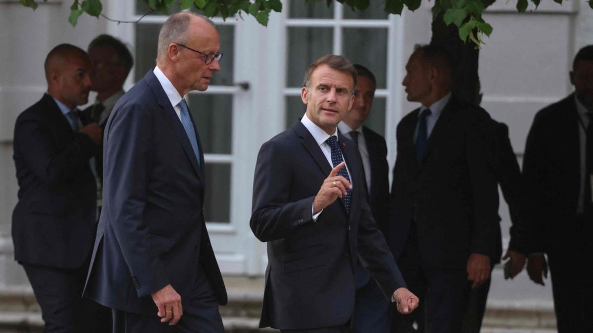 El canceller alemany, Friedrich Merz, i el president francès, Emmanuel Macron, abans de la seva reunió al castell de Bensberg, a prop de Colònia (Alemanya), ahir. | LUDOVIC MARIN / AFP