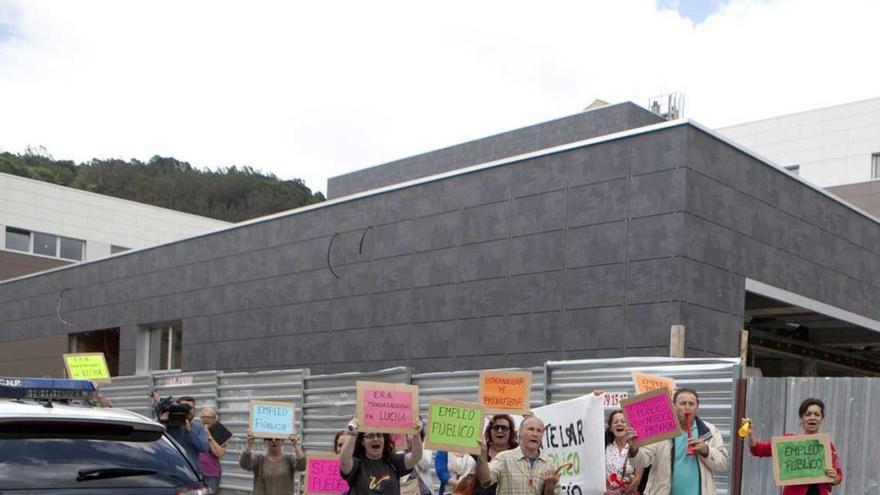 Los trabajadores protestan a la salida de la Consejera.