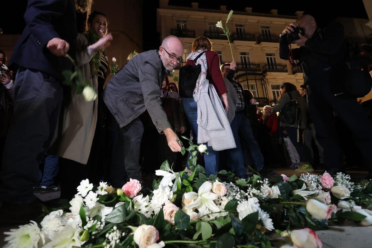 Decenas de valencianos se concentran frente a las Corts para pedir el enjuiciamiento de Mazón por su gestión de la dana