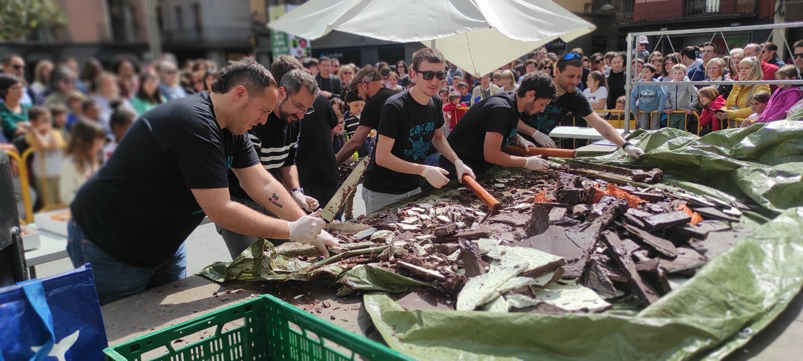 La Trencada de la Mona pels que no tenen padrins presideix el Dilluns de Pasqua a Olot