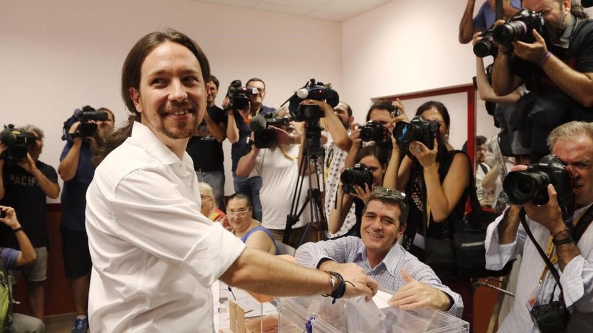 Pablo Iglesias vota en el IES Tirso de Molina, en Madrid.