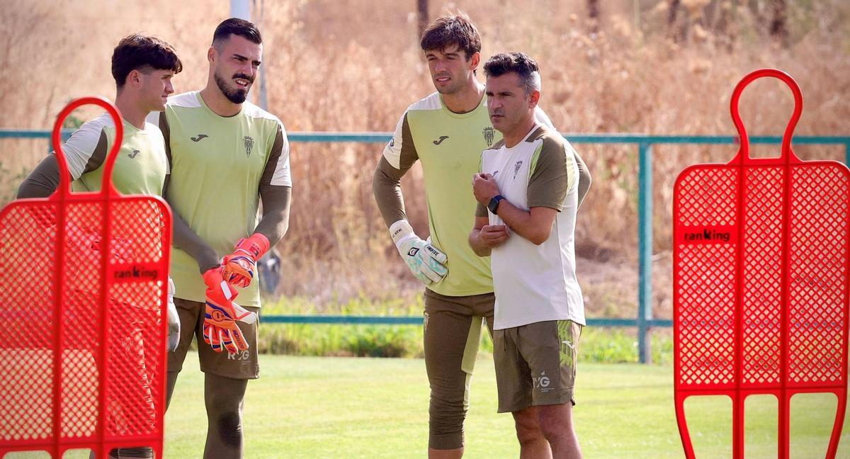 Los guardametas Arévalo, Guilherme e Iker Álvarez, junto a Iván Ania, en el entrenamiento de este viernes, ya sin Carlos Marín.