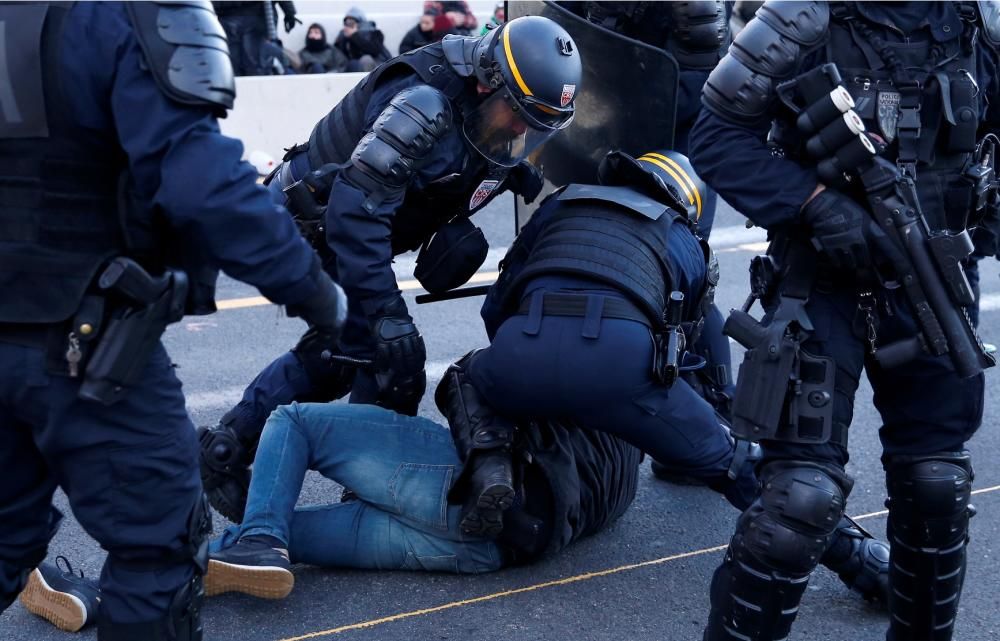 La Gendarmeria francesa retira els manifestants de