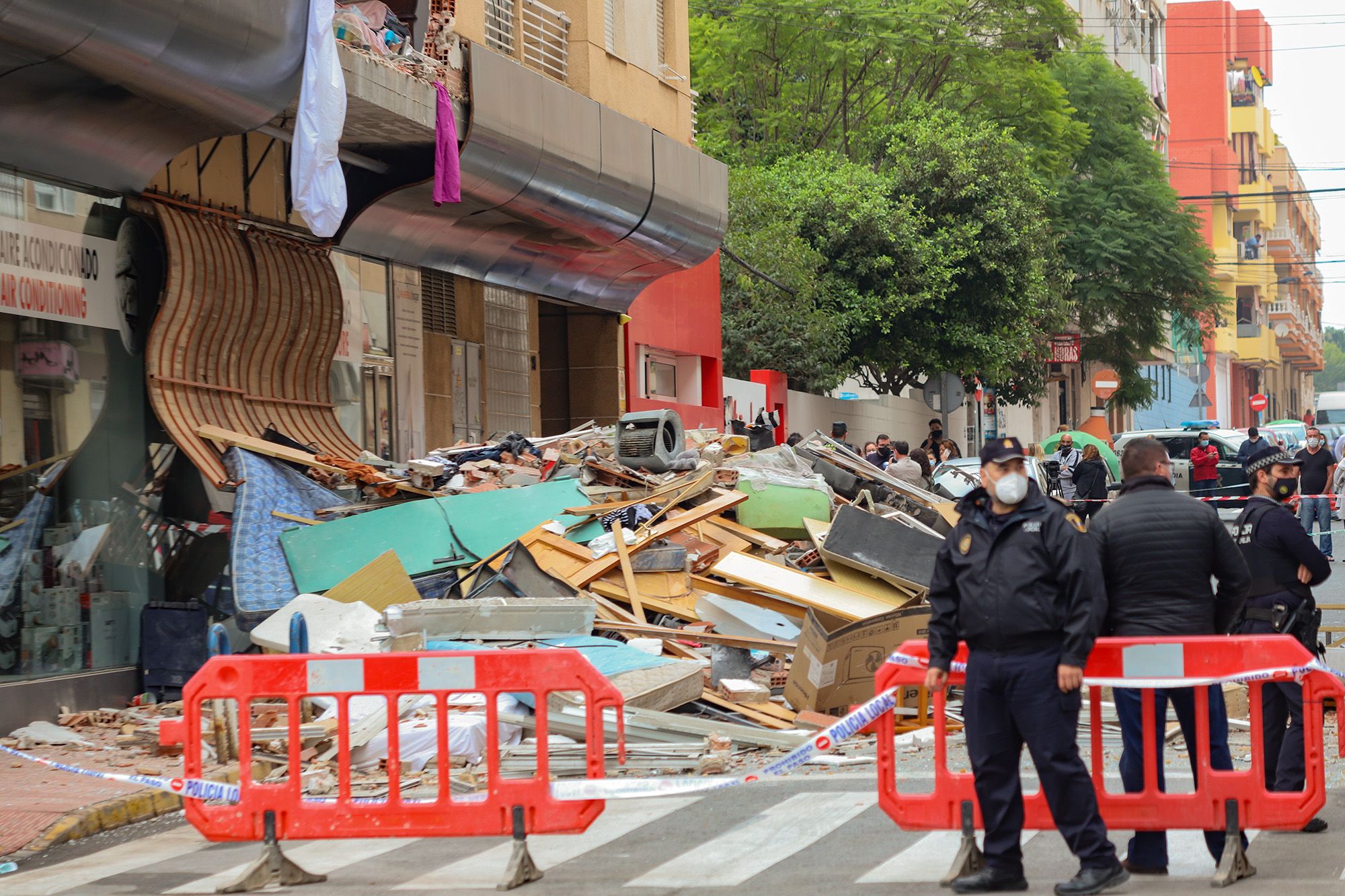 Una gran explosión destroza un edificio de Torrevieja