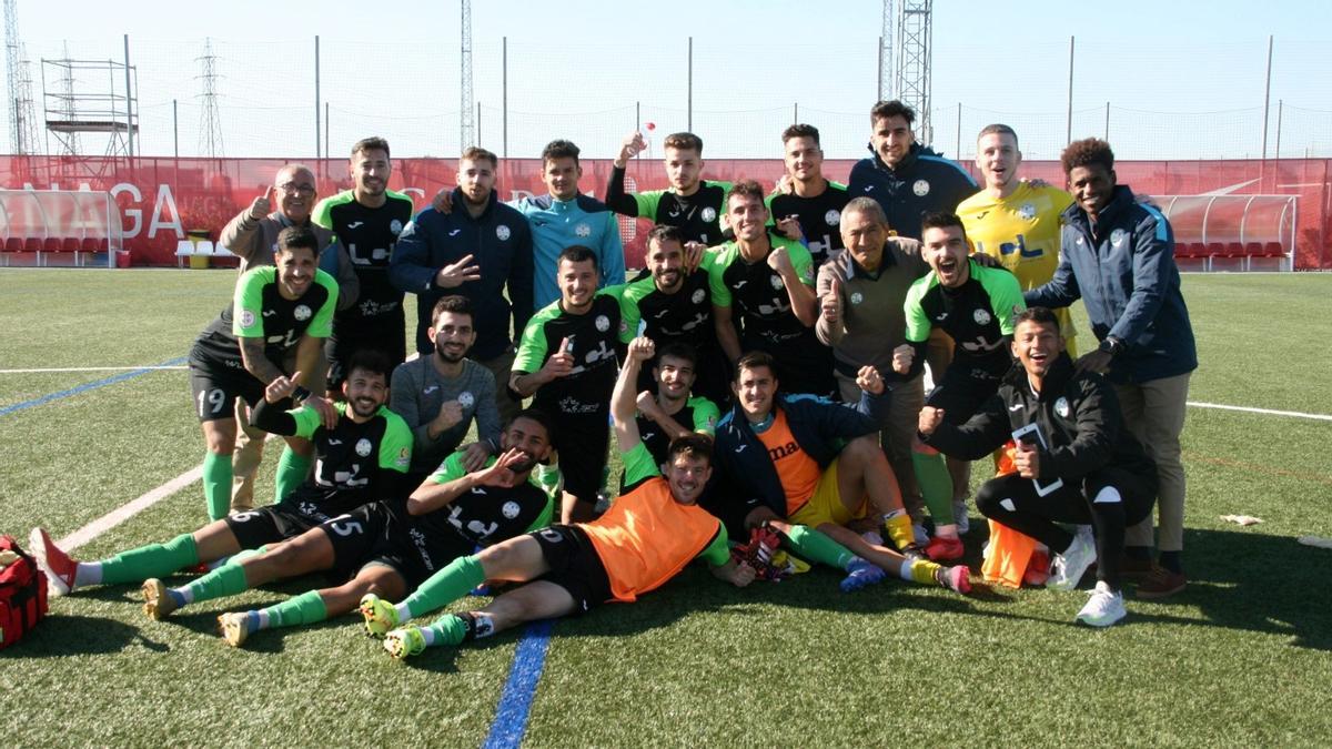 Los jugadores del Ciudad de Lucena festejan la victoria en la Ciudad Deportiva sevillista.