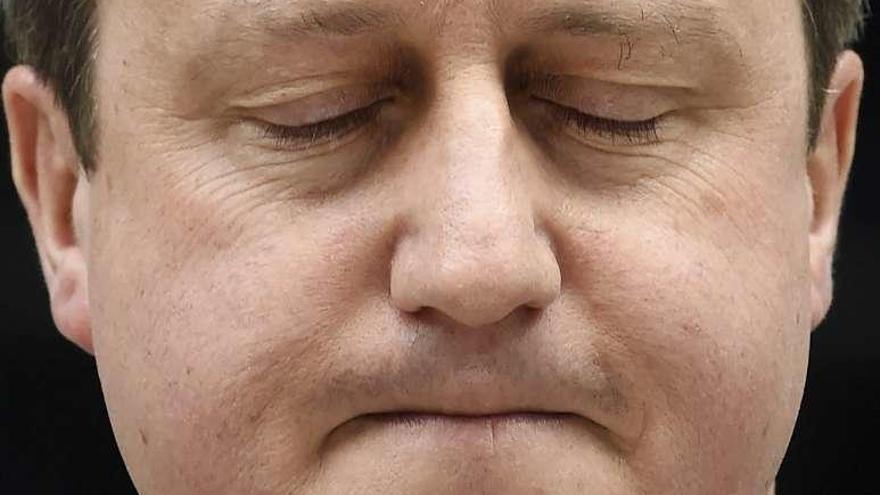 Cameron, capturado por la cámara con los ojos cerrados durante una rueda de prensa ayer en Londres. // Efe