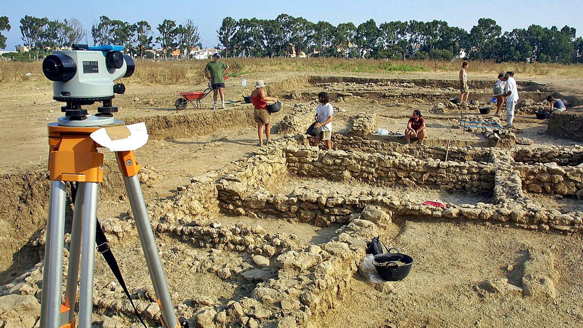 Excavaciones en el Cerro del Villar en 2003.