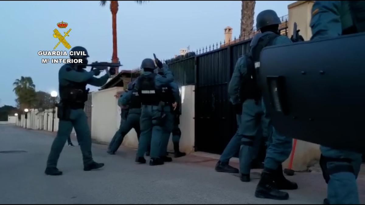 Entrada y registro de la vivienda de la pareja detenida en Torrevieja