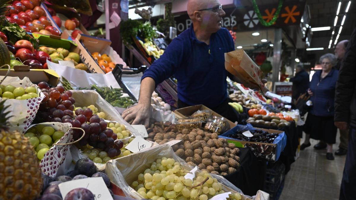 Imagen de un puesto de fruta y verdura del Mercado Central de Castelló.