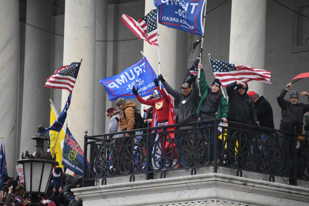 Una torba de seguidors de Trump assalta el Capitol