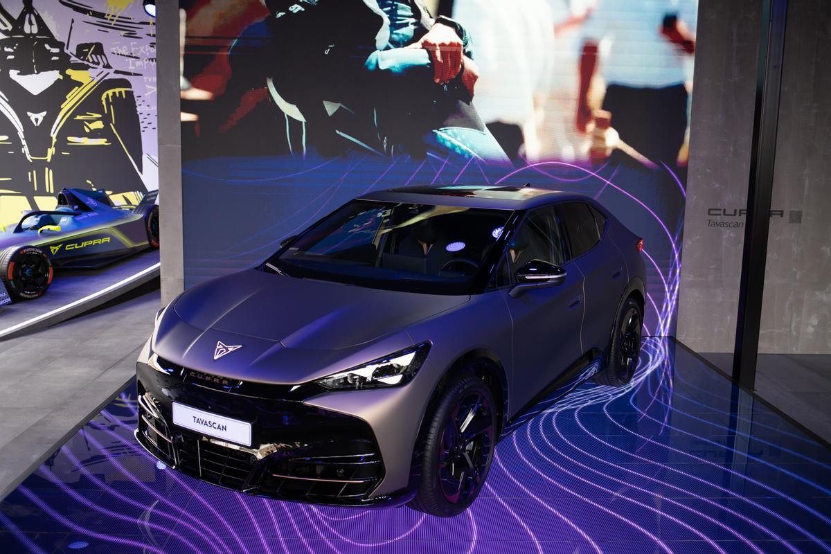 Presentación del nuevo automóvil Cupra Tavascan en Barcelona, en el salón Automobile