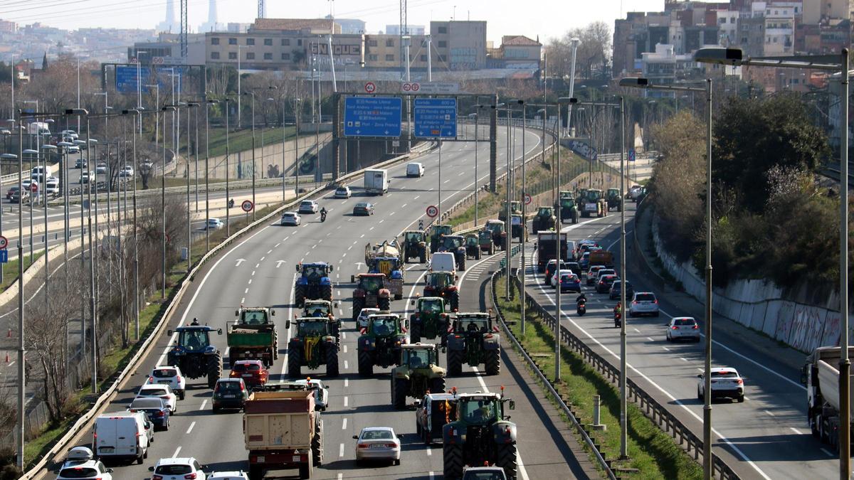 Tractores entrando en la Meridiana de Barcelona por la C-33