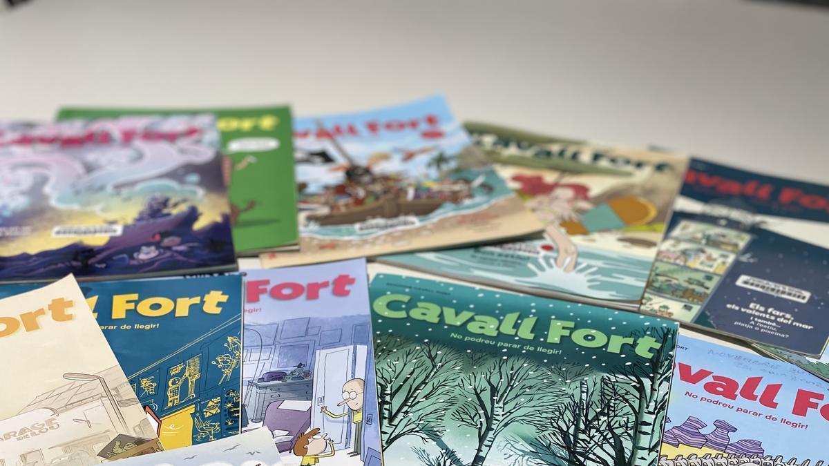 Diversos exemplars de la revista juvenil Cavall Fort