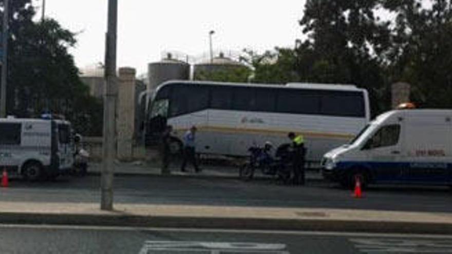 Imagen enviada por un lector sobre el accidente del autobús en el puente del Carmen.