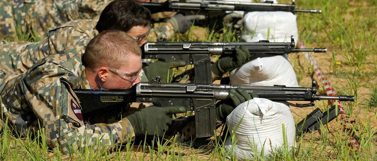 Nuevos reclutas de la Guardia Nacional de Letonia participan en un entrenamiento de tiro en Daugavpils.