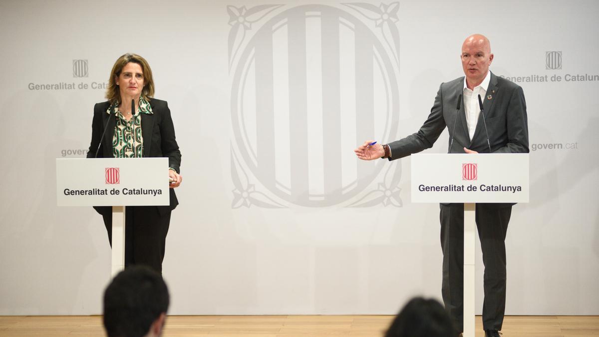 La vicepresidenta y ministra para la Transición Ecológica y el Reto Demográfico, Teresa Ribera, y el conseller de Acción Social de la Generalitat, David Mascort, ofrecen declaraciones tras la reunión sobre la sequía en Catalunya, en la Consellería de Acci