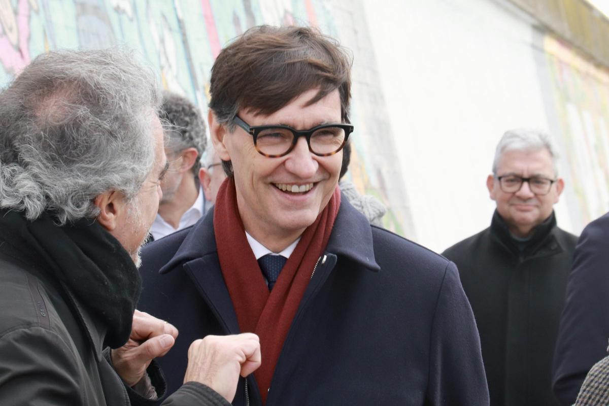 El president de la Generalitat, Salvador Illa, rient durant una visita al BesArt