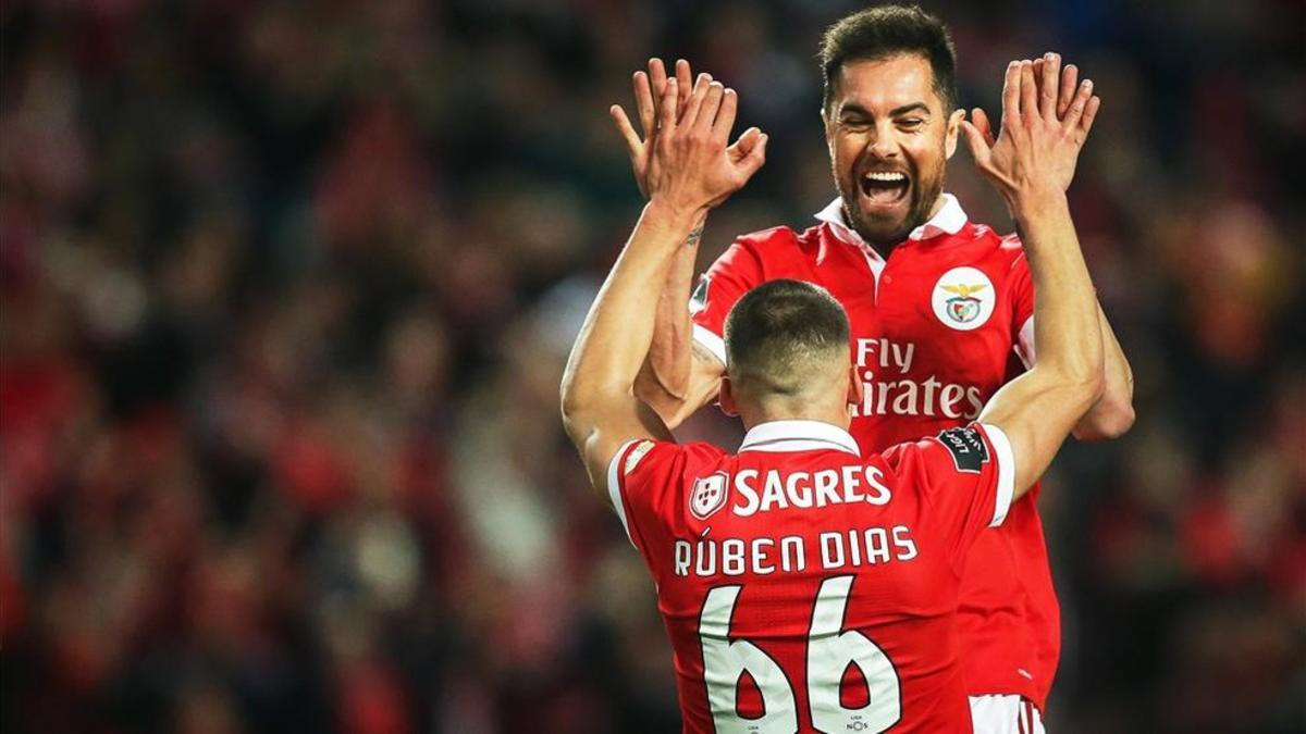 Los jugadores del Benfica celebran el primer gol del partido