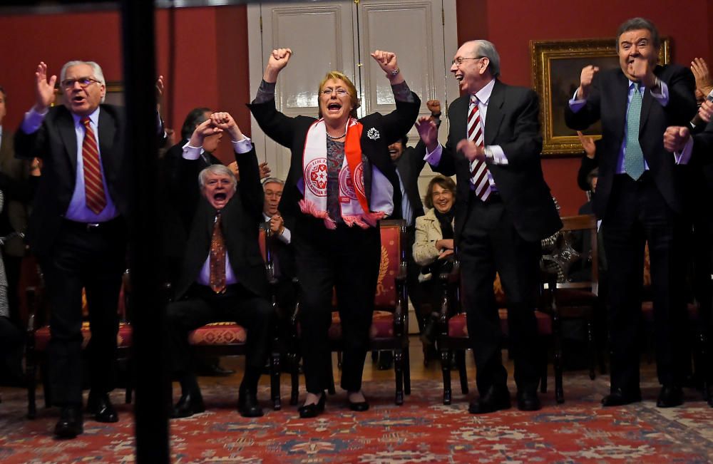 La presidenta chilena Michelle Bachelet celebra el pase de la selección de Chile a la final de la Copa Confederaciones de fútbol.