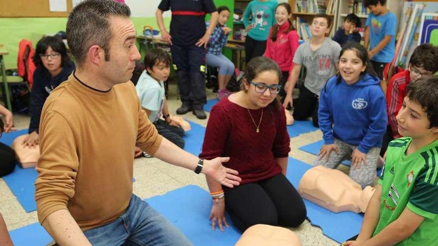 El concejal de Sanidad y médico Javier Caneda, dando explicaciones a los niños en una actividad organizada por su departamento en el colegio Rosalía de Castro. // Muñiz