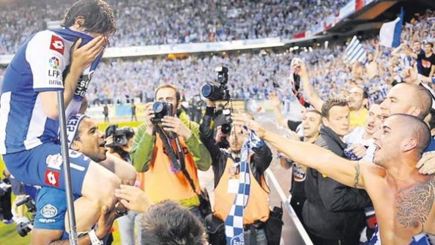 Jugadores y afición celebran el ascenso del Deportivo a Primera División. / carlos pardellas