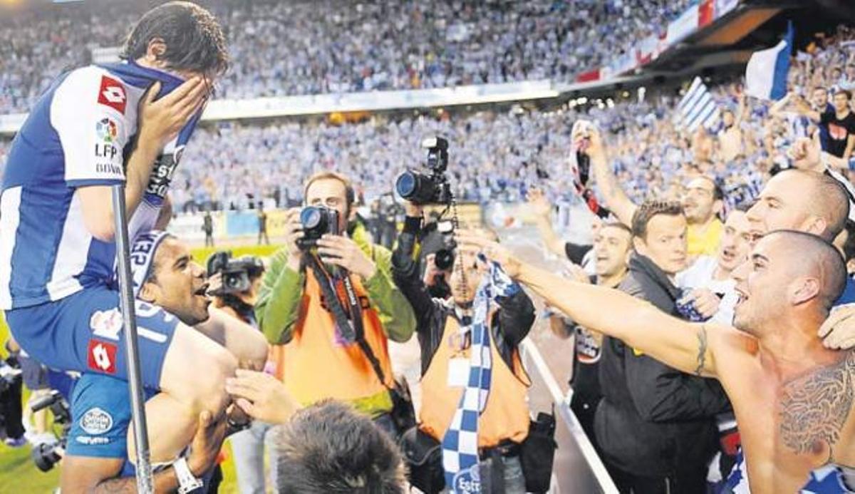 Jugadores y afición celebran el ascenso del Deportivo a Primera División. / carlos pardellas